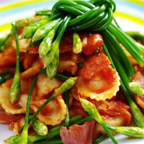 Nui xào bông hẹ và thịt xông khói