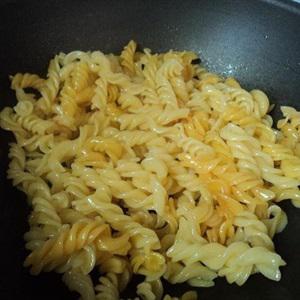 Cách làm nui xào cá basa sốt tương ớt