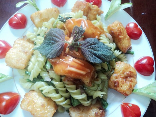 Nui xào cá basa sốt tương ớt