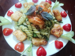 Nui xào cá basa sốt tương ớt