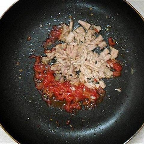 Cách làm nui xào cá ngừ