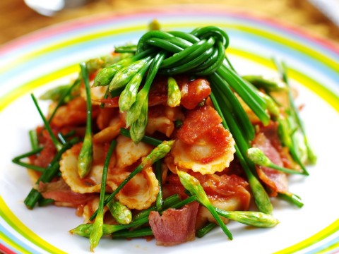 Nui xào hoa hẹ, thịt xông khói