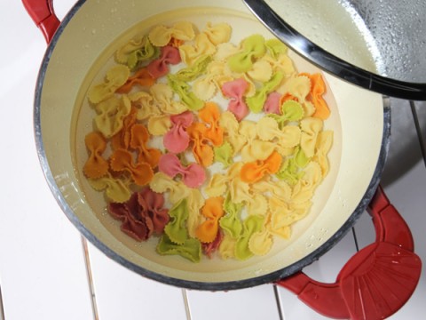 Nui xào hoa hẹ, thịt xông khói