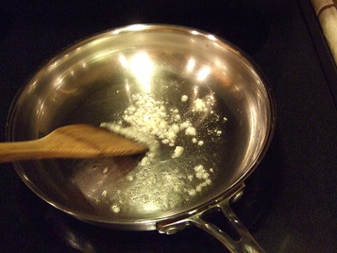 Nui xào hoa hẹ, thịt xông khói