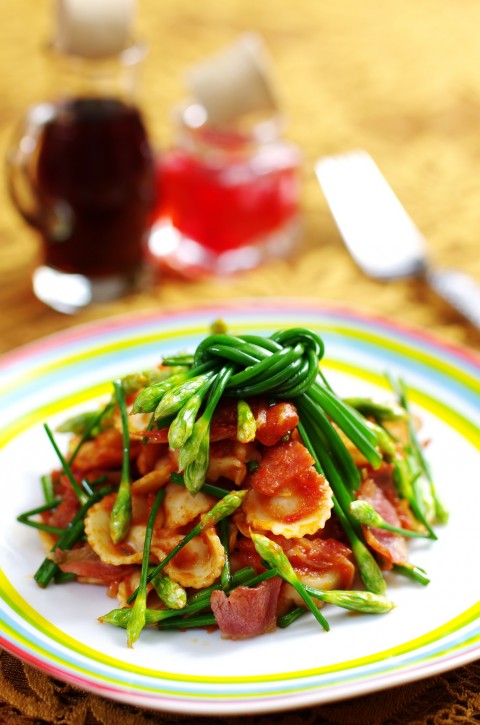 Nui xào hoa hẹ, thịt xông khói