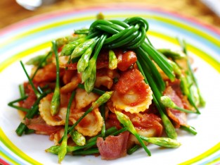 Nui xào hoa hẹ, thịt xông khói