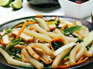 Nui xào rau củ chay