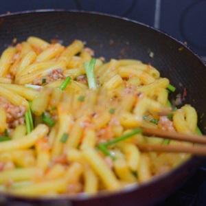 Cách làm nui xào thịt heo