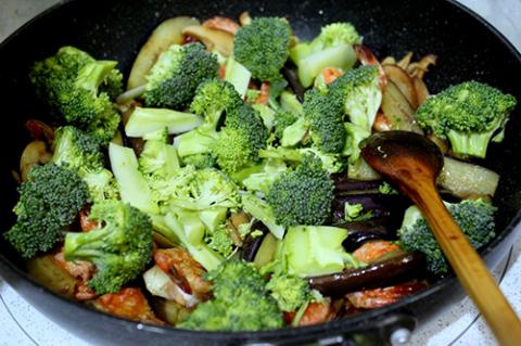 Nui xào xúc xích cay