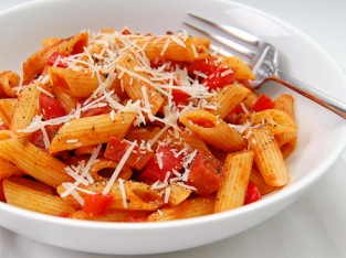 Nui xào xúc xích cay