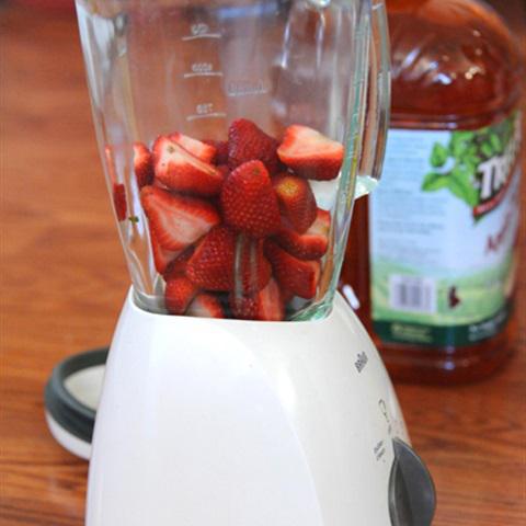 Cách làm nước ép dâu gừng