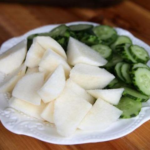 Cách làm nước ép dưa leo và lê