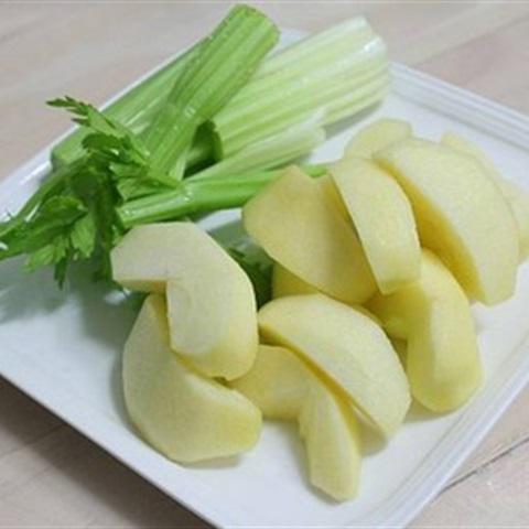 Cách làm nước ép táo với cần tây