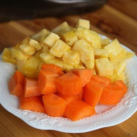 Cách làm nước ép thơm và cà rốt