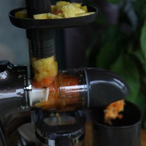 Cách làm nước ép thơm và cà rốt