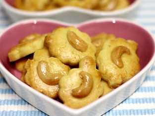 Nướng cookies hạt điều thơm béo