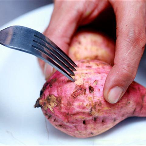 Cách nướng khoai lang bằng lò vi sóng