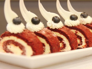 Nướng và trang trí bánh cuộn Red Velvet chuẩn 5 sao