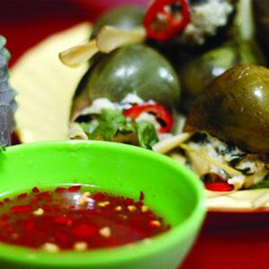 Cách làm ốc bươu nhồi thịt chấm mắm gừng