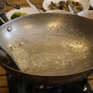 Cách làm ốc hương xào mắm tắc