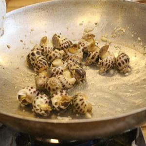 Cách làm ốc hương xào mắm tắc