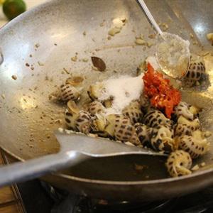 Cách làm ốc hương xào mắm tắc