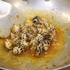 Cách làm ốc hương xào mắm tắc