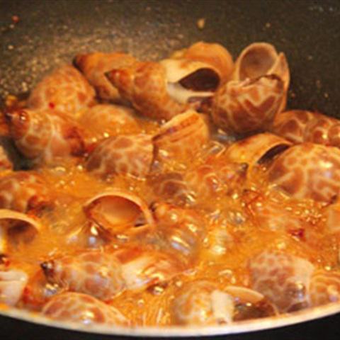 Cách làm ốc hương xào tỏi ớt và lá chanh