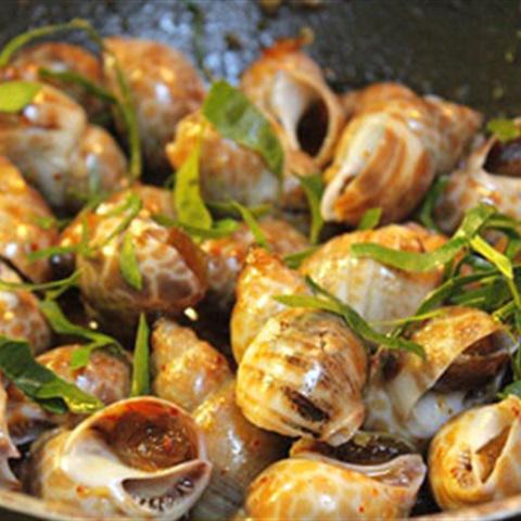 Cách làm ốc hương xào tỏi ớt và lá chanh