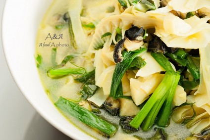 Ốc nhồi nấu măng