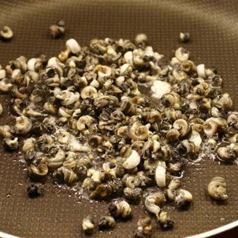 Cách làm ốc xào chuối