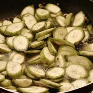 Cách làm ốc xào chuối