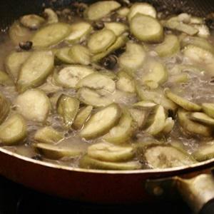 Cách làm ốc xào chuối