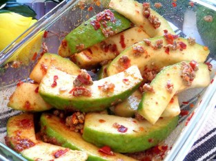 Ổi lắc xí muội giòn ngon cho những bạn thích ăn vặt