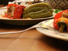 Ớt ngọt nhồi thịt bò, đậu hũ, cà chua, bầu dài