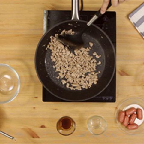 Cách làm pancake cuộn xúc xích và thịt bò