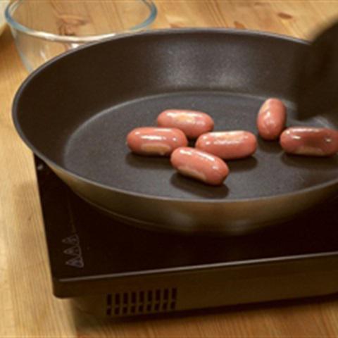 Cách làm pancake cuộn xúc xích và thịt bò