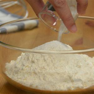 Cách làm pancake cuộn xúc xích và thịt bò