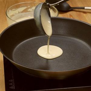 Cách làm pancake cuộn xúc xích và thịt bò