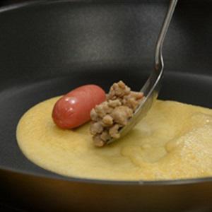 Cách làm pancake cuộn xúc xích và thịt bò