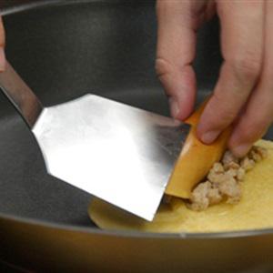 Cách làm pancake cuộn xúc xích và thịt bò