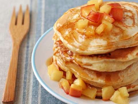 Pancake và táo sốt caramel
