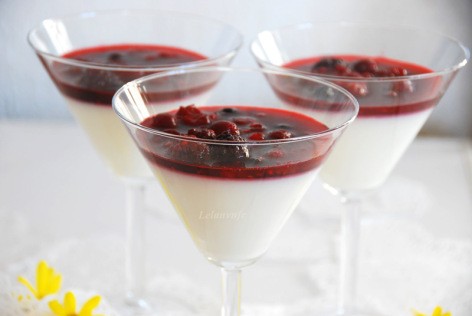 Panna cotta và sốt trái cây