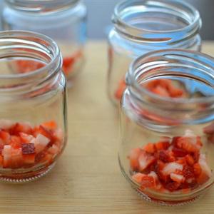 Cách làm pannacotta dâu tây trà xanh