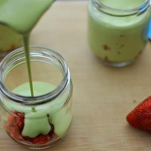 Cách làm pannacotta dâu tây trà xanh