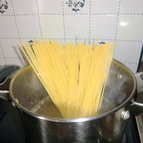 Cách làm pasta sốt kem và thịt xông khói