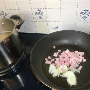 Cách làm pasta sốt kem và thịt xông khói