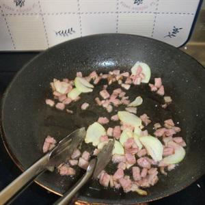 Cách làm pasta sốt kem và thịt xông khói