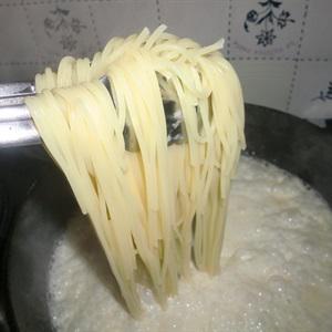 Cách làm pasta sốt kem và thịt xông khói