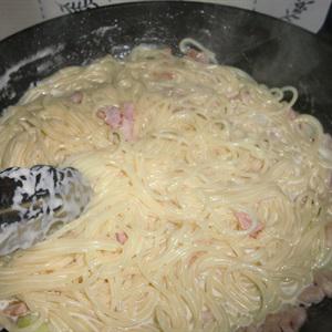 Cách làm pasta sốt kem và thịt xông khói